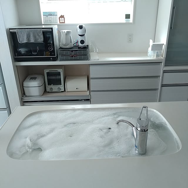 Kitchen,大掃除中,冬休み,カメラマーク消し,すっきり暮らしたい,モノトーン好き,いいね、フォロー本当に感謝デス☺︎,シンプルな暮らし,シンプルモダンに憧れる,無言いいね＆フォローお許しください♡,みて頂きありがとうございます♡,アイランドキッチン,ドルチェグスト,カプセルホルダー,子供のいる暮らし,お久しぶりです♡,オキシクリーン,オキシ漬け,シンク掃除 hmkykの部屋