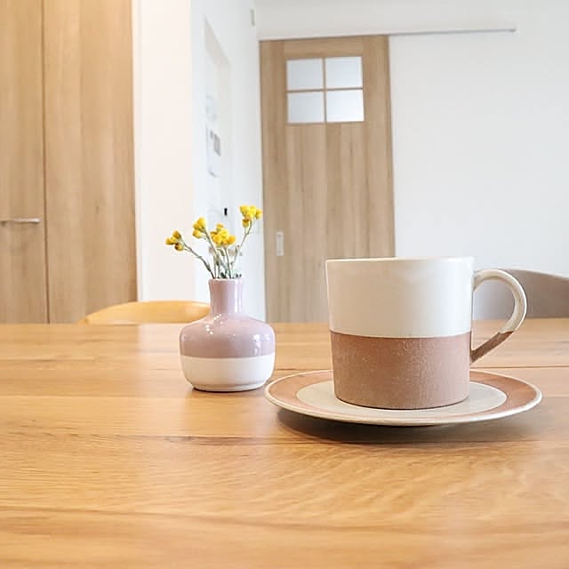 雨の日を楽しむ工夫,カフェ風,クリソセファラム,北欧,コーヒーのある暮らし,まったり時間,ナチュラル,ダイニングテーブル,フラワーベース,ソーサー付マグカップ ie_enikkiの部屋