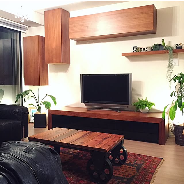 Lounge,夜,PHILIPS,ウォールシェルフ,吊り戸棚,ラグ,間接照明,照明,ライト,テレビ周り,テレビボード,ソファー,NO GREEN NO LIFE,ウォールナット,いなざうるす屋さん,ジャーナルスタンダードファニチャー,観葉植物,hue Hapiful...の部屋