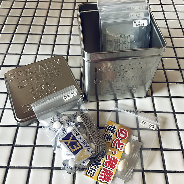 Kitchen,ジップロック活用,ブリキの缶,セリアの入れ物,薬箱,薬置き場,薬収納 azicoの部屋