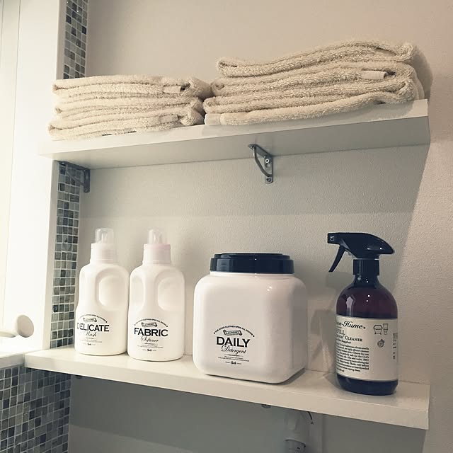 Bathroom,脱衣所 棚,洗剤ボトル白化,タオル棚,タイル壁,モノトーン,ランドリーグッズ,洗面台周り vivahiranoの部屋