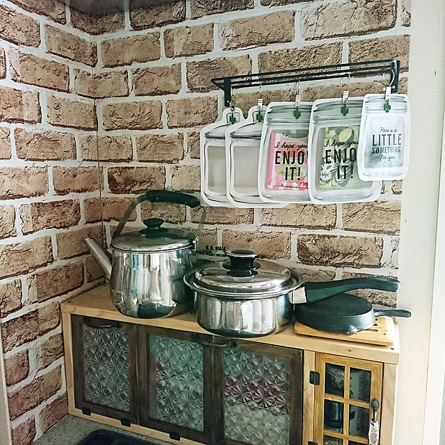 Kitchen,RoomClipドラマ化,セリア,セリアリメイクシート,レンガ柄リメイクシート,アイアン,アイアン雑貨,アイアン棚,ジッパーバッグ,ピンチハンガー,棚DIY,フレームリメイク,ガラスシート,窓枠,シンデレラフィット,調味料棚DIY miru-neの部屋