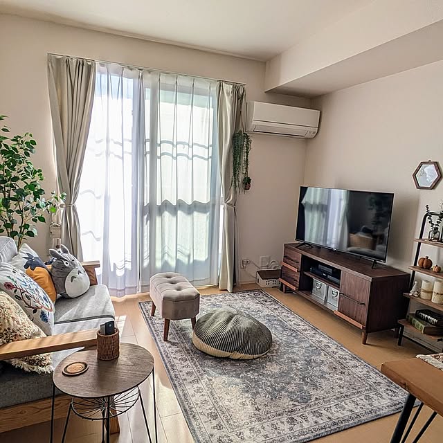 Lounge,賃貸インテリア,プフ,ソファー,salut!,ふたり暮らし,飾り棚 komuの部屋