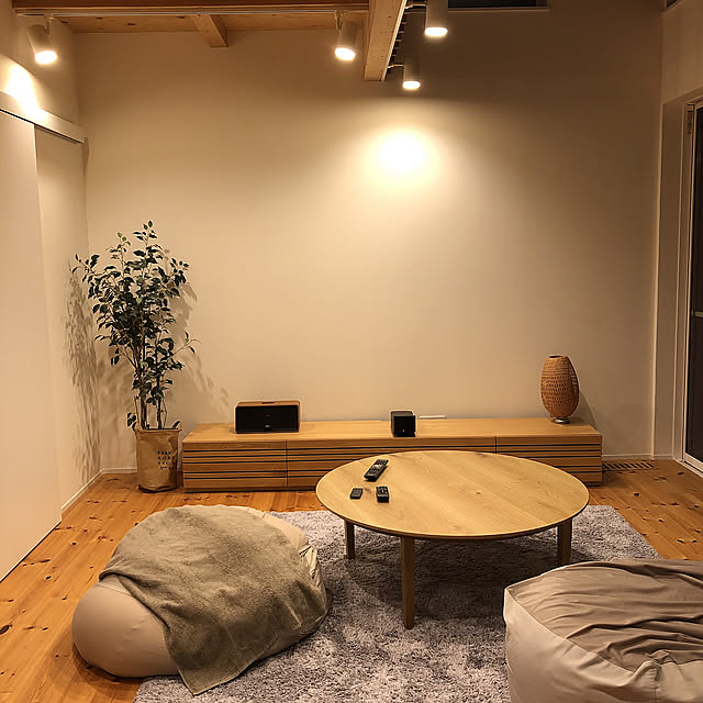 スポットライト,パイン材,無垢材,プロジェクター,コタツ,ひとをダメにするソファ,Lounge ma-misoの部屋
