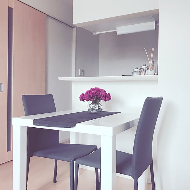 Lounge,IKEAのテーブルランナー,テーブルランナー,IKEA,ニトリ,ダイニングテーブル＆チェア,ダイニングテーブル,カウンターキッチン,賃貸アパート２LDK,賃貸,賃貸でも諦めない！,主婦力高めたい！,生活感,賃貸インテリア,生活感をなくしたい,Francfranc,100円ショップ,お花大好き❁❀✿✾,お花大好き♡,大東建託,お掃除,大東建託　賃貸　2LDK,モノトーン,IKEA 雑貨,お花のある暮らし,主婦,3コインズ雑貨,ホワイトインテリア,白いインテリア,グレー×白 mai0225の部屋