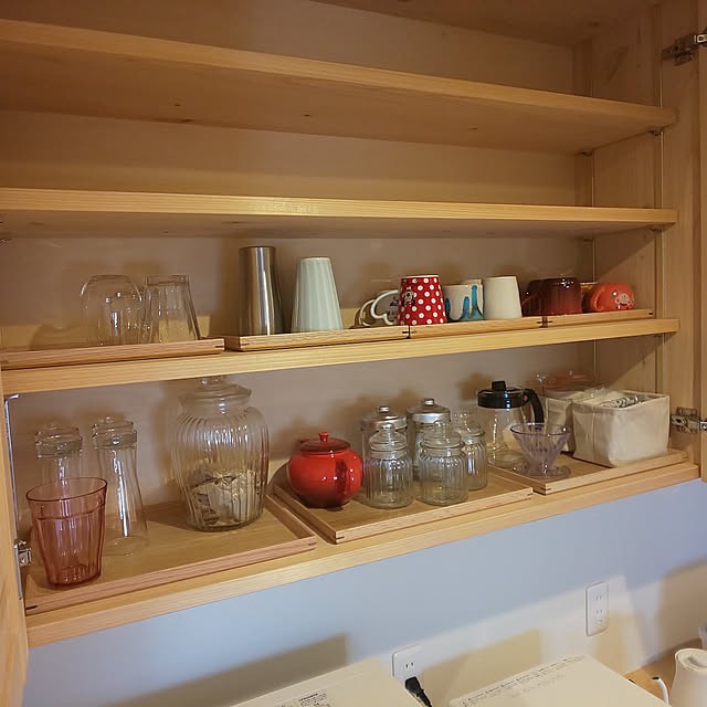 Kitchen,食器棚,ありがとうございます♡,無垢の家具,ホワイト✕木目,すっきりとした暮らし,ナチュラルインテリア,造作食器棚,吊り戸棚,マグカップ 収納,紅茶,コーヒー,ダイソー,ガラス瓶,カフェ風 suzukichiの部屋