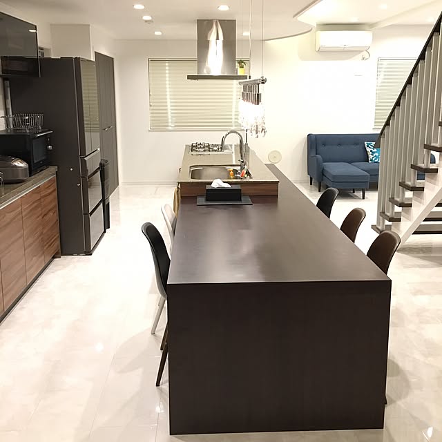 Lounge,キッチンリセット完了,アイランドキッチン,ダイニングテーブル,リビング階段,シャンデリア,注文住宅,住友不動産,ダイケンの床 Taekoの部屋