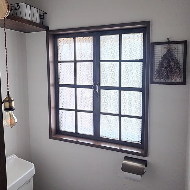 Bathroom,トイレ窓枠DIY,窓枠DIY,賃貸トイレDIY,賃貸トイレインテリア,アンティーク風,セリア水性ニス ウォルナット,コンセント式照明,ドライフラワーのある暮らし,おはようございます♡,今日も素敵な１日を♡,ひとり暮らし,賃貸,わんこと暮らす,植物と暮らす,複数枚投稿,原状回復DIY,DIYのある暮らし,ひとりと1匹暮らし,見ていただいてありがとうございます♡ santamamaの部屋