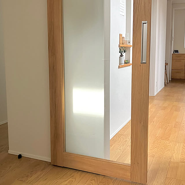 【写真でルームツアー】繋がる玄関からLDK、ヌックへ。ガラス扉と腰壁で魅せる、抜け感のあるh___m.z.kさんのお家をご紹介！