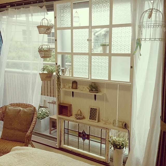 Bedroom,窓枠 DIY,セリアカゴ,ダイソー工作木材,ステンドグラス,休日フル活用,夏の日差し対策,ダイソー neigeの部屋