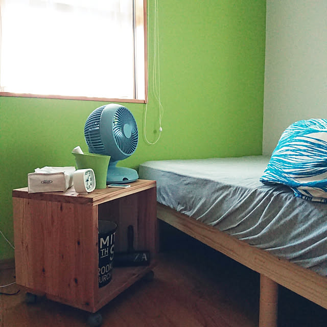 Bedroom,サイドテーブル,癒し,ｻｲﾄﾞﾃｰﾌﾞﾙdiy,無垢のｻｲﾄﾞﾃｰﾌﾞﾙ,ｻｰｷｭﾚｰﾀｰ,黄緑の壁,DAISO＆セリア＆雑貨,LAKOLE,LACOLEのｺﾛｺﾛｸﾘｰﾅｰにﾏｽﾃ,グリーン,こどものいる暮らし,キャスター付き,キャスター skhrの部屋