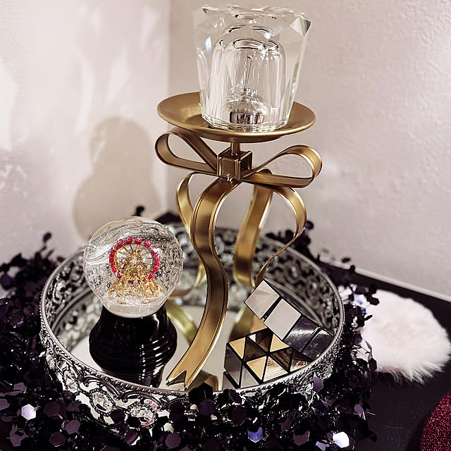 Entrance,クリスタルガラスライト,スノードーム,ハミングバード,ツリーライト,ミラートレイ,赤ラメの大皿,ノリタケベア,リボン型の燭台,クリスマス aureaの部屋