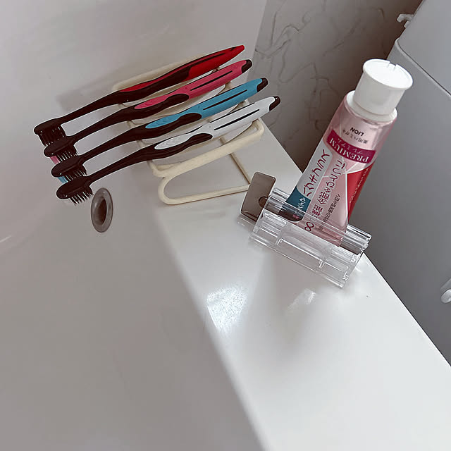 Bathroom,チューブ絞り,歯磨き粉絞り器,歯磨き粉,DAISO商品,Daiso,歯ブラシ立て100均,歯ブラシ置き,歯ブラシ置き場,歯ブラシ収納,歯ブラシ,歯ブラシスタンド,石鹸置き,石鹸ホルダー,洗面所グッズ,毎日使うから出しっぱなし,毎日使う物だから…,毎日使うものだから,毎日使う,毎日使うもの,ほんとは隠したい,洗面所,洗面台 skhrの部屋