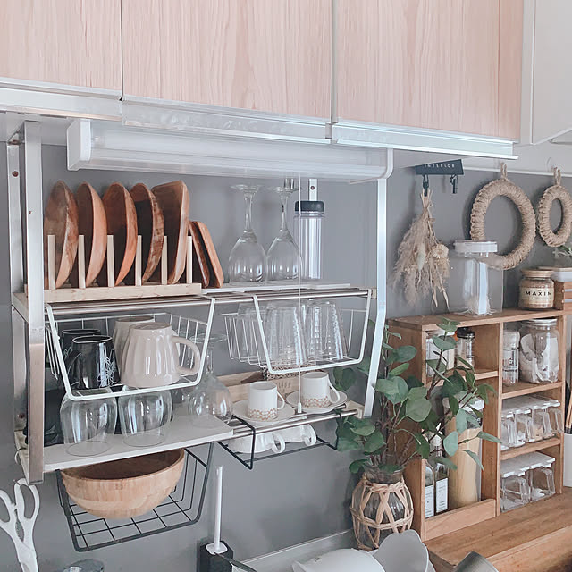 備え付け棚,狭いキッチン,吊り下げ収納,アカシア木皿,ニトリ,お気に入りの器,ナチュラルインテリア,賃貸インテリア,賃貸でも楽しく♪,2LDK賃貸,Kitchen Eriの部屋