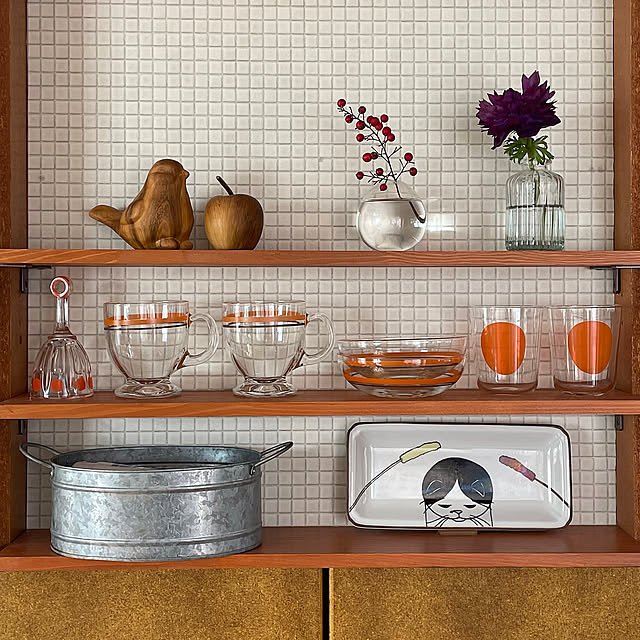 On Walls,フェイクウッド,マグカップ,昭和レトロ,古道具屋さん,ガラス食器,ダイソー雑貨,イベント参加,夫のDIY,飾り棚 DIY,ネコのいる暮らし,夫に感謝,ネコ姉弟,ビー　弟　白黒,複数枚投稿,Rosier,庭の植物 nobikoの部屋