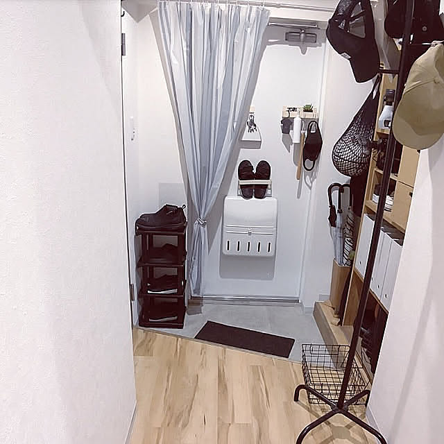 Entrance,目隠し,あとでゆっくりお邪魔します♡,連投失礼します,イベント参加中,玄関,コートハンガー,シャワーカーテン,白黒好き,無印良品,ファイルボックス収納,マスク置き場,吊り下げ収納,マグネット収納,ボール収納,スタッキングシェルフ,築古マンション,リノベーション,床シュガーメイプル,サンダル収納,サンダル置き場,帽子収納,靴置き場,下駄箱,靴収納,傘収納,キャンドゥ,100均アイテム,突っ張り棒,玄関インテリア,変形玄関,100均パトロール,狭い玄関,過去picです hihaの部屋