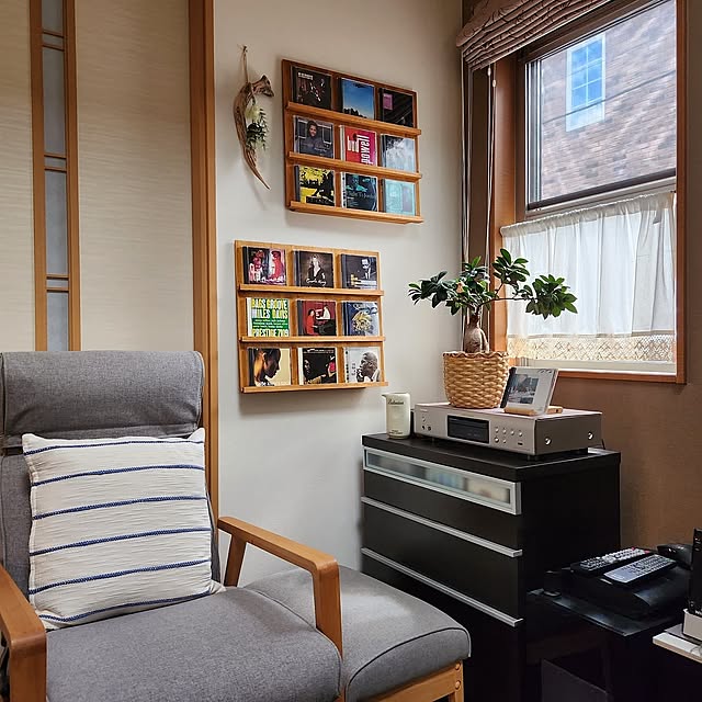 Lounge,ビフォーアフター,壁掛けCDラックDIY,CDジャケット,CDプレーヤー,IKEA,スマホスタンド,ニトリ,パーソナルチェア,オットマン,キャビネット,ガジュマル yasu10の部屋