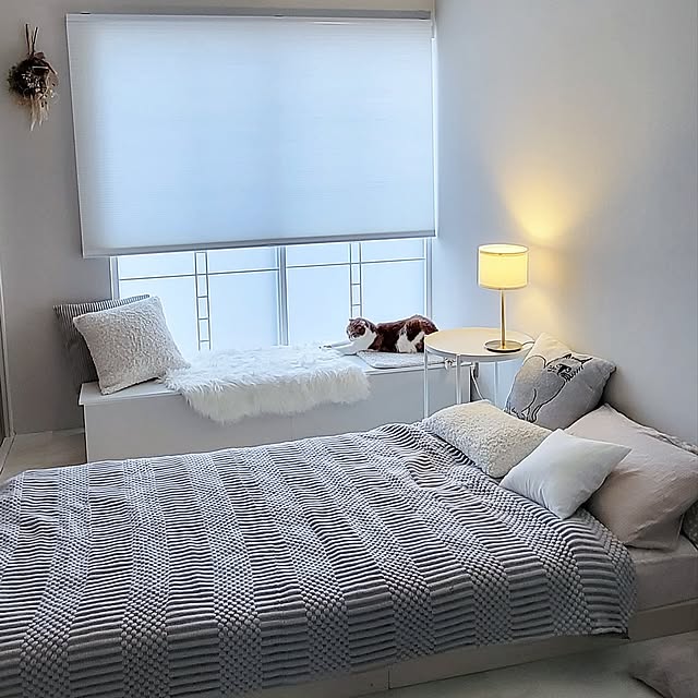 Bedroom,リラックス空間,カラーボックス,ベンチ,リメイク,ホワイトインテリア,カラーボックスリメイク,フロアタイル,オーダーカーテン,障子リメイク,和室リフォーム,ベンチ収納,断熱カーテン,フロアタイルの床,ハニカムスクリーン,採光カーテン,インスタ3kyodai3nyanko,インスタグラム5nyanko.life mikiの部屋
