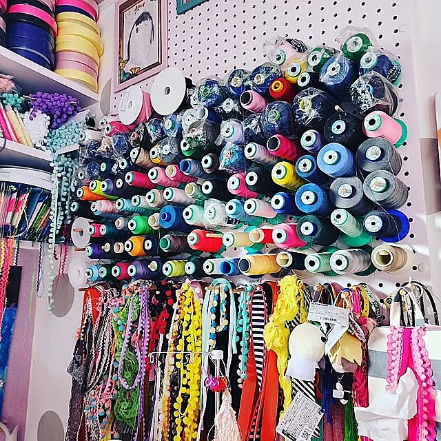 On Walls,カラフル,ディスプレイ,色のある暮らし,田舎暮らし,田舎,カラフルインテリア,心地よい暮らし,おうち時間,田舎ライフ,ハンドメイド,ワークスペース,仕事部屋,収納アイデア,ソーイングルーム,収納,ペグボード saの部屋