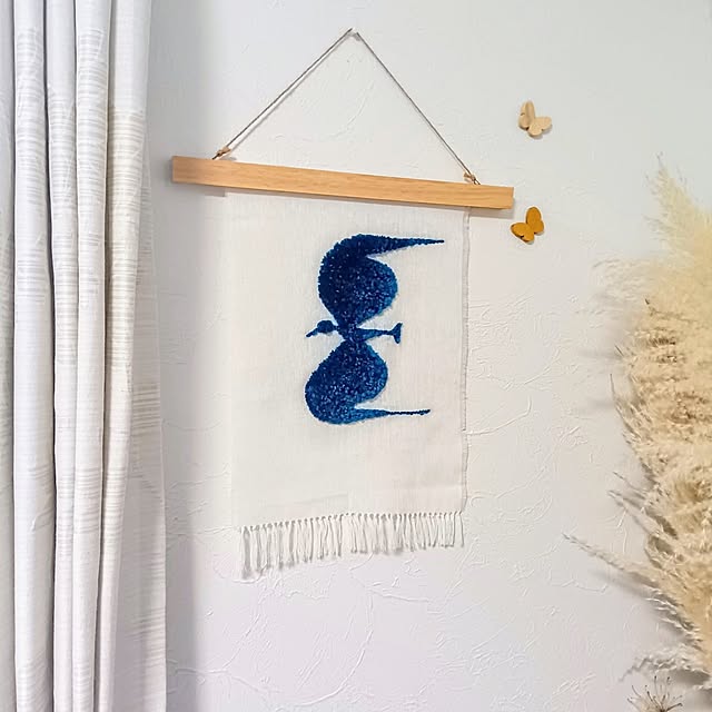 On Walls,ハンドメイド,セリア,ブルーバード,山口一郎推し,青い鳥,タペストリー,刺繍,パンチニードル,ニードルパンチ,春っぽく,ビヨルクちょうちょ,山口一郎さんの絵,推し活がどんどん進行中 h.t.の部屋