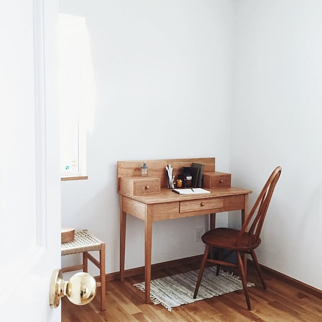 My Desk,デスク,こどもと暮らすインテリア,こどもと暮らす。,薬びん,ドア,スツール,アーコールチェア,シェーカー,シェーカーボックス,シェーカー家具,勉強机,学習机,こども部屋,ハンドメイド,カーテン,窓,井藤昌志,ワークスペース kateの部屋