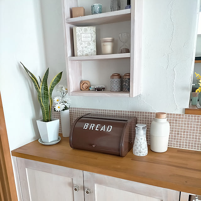 My Shelf,壁面収納,ベージュ,無垢材,カインズ限定ボトル,カビキラーアルコール除菌,セリア,しっくい,ブラウン,AYA,モチビン,モリス 缶 chiki3jの部屋