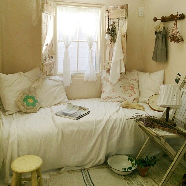 Bedroom,インテリア,暮らし,アンティーク,漆喰壁,窓辺,小部屋,クッション,ホワイト インテリア cotoriの部屋