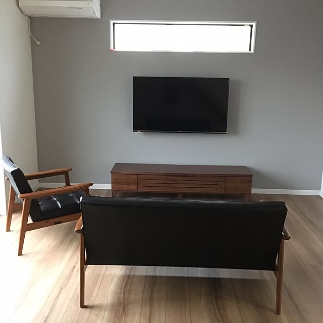 Lounge,壁掛けテレビ,AVボード,テレビ台,総二階,戸建て,テレビボード,アクセントクロス,新築,夢のマイホーム,注文住宅,かりもく60,グレーの壁,Kチェアー,ソファー,工務店,窓 kaopの部屋