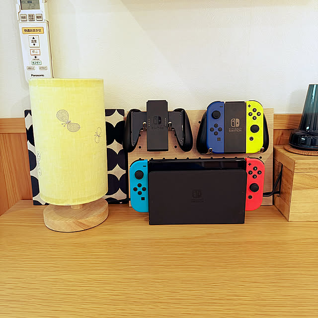 On Walls,フラワーベース,ちょうちょ ⚮̈ ⡱,スタンドライト,ミナペルホネン,パンチングボードのフック,パンチングボード　ダイソー,パンチングボード収納,パンチングボード,Daiso,壁に付けられる家具,コントローラー置き場,コントローラー収納,Switch置き場,Switch収納,Nintendo switch,リメイク,すっきり暮らしたい,すっきり暮らす,無印良品 wakaba223の部屋