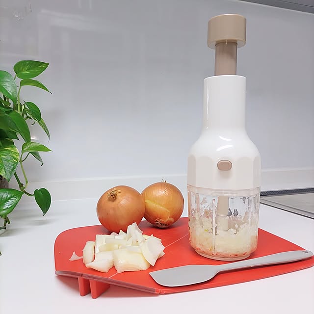 まとめて投稿,マンション暮らし,生花のある暮らし,カーネーション,フラワーベース,ケーラーオマジオミニ シルバー,ダイソー,プッシュ野菜カッター,便利グッズ,時短家事,みじん切り器,観葉植物のある暮らし,鉄板プレート,タマネギみじん切り,チーズハンバーグ,ナポリタン,ユリ,ランチ,お昼ごはん,飾り棚,ダイニングテーブル,40年前の鉄板,鉄板ステーキ皿,テーブルランナー,ランチョンマット,滑り止め付き,Kitchen,500円商品,料理,時短アイテム love1017の部屋
