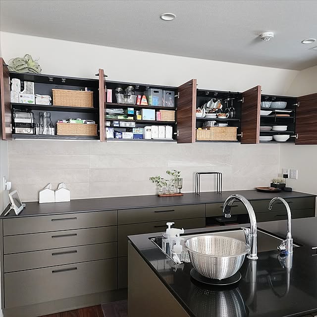 Kitchen,キッチン収納,食器の収納,一目で分かる収納,片付けが楽,大人向け省力,生活感をなくしたい,隠す収納,隠すキッチン収納,ワンアクション,ワンアクション収納,吊り戸棚,吊り戸棚収納,背面収納,背面カウンター,背面キッチンカウンター,ブリ材長方形バスケット,ブリ材長方形ボックス 75の部屋