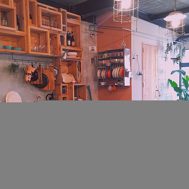 Kitchen,食器収納,台所,生活感丸出し,ごちゃごちゃ,リノベーション物件,Tse&Tse associees,テーブル,ダイニング兼リビング兼キッチン,コンクリート,生活感,キッチン収納 warauの部屋
