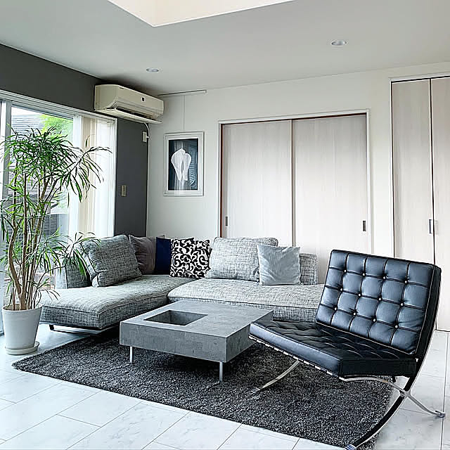 グレーインテリア,ホテルライク,ホワイトインテリア,モダンインテリア,シンプルモダン,バルセロナチェア,フクラ,ラグ,クッション,Lounge yumiの部屋