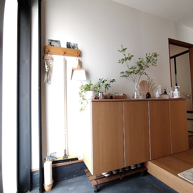 On Walls,隙間収納,観葉植物のある暮らし,グリーンのある暮らし,無印良品,掃除道具,花瓶,ホルムガード,ドウダンツツジ,無印良品 壁に付けられる家具,キャスター付き,ドウダンツツジのある暮らし,吊り下げ収納,フラワーベース,七夕,すのこ,グリーン,玄関,玄関横,デッドスペース yukoの部屋