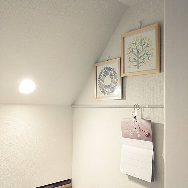 On Walls,カレンダー,つっぱり棒,フック,心地よい暮らし,暮らしを楽しむ,すっきり暮らす,納戸の中,納戸,引っ掛けるだけ,引っ掛ける収納,引っ掛けるワイヤークリップ tan5の部屋
