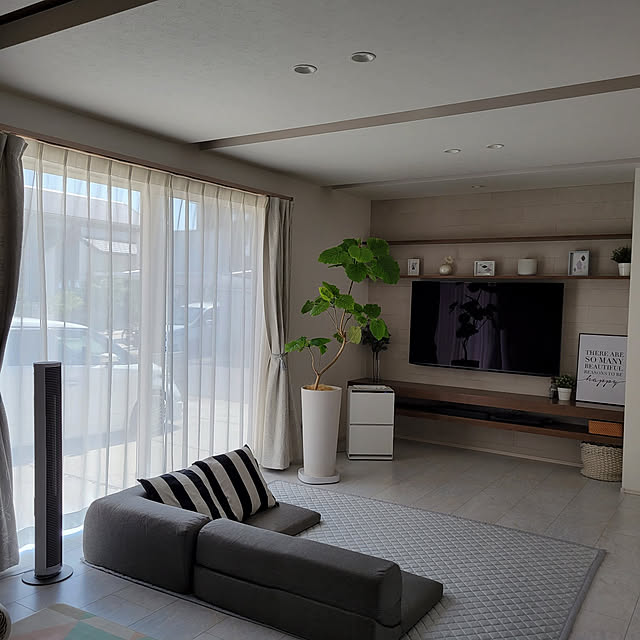 Lounge,シンプルモダン,閲覧ありがとうございます,ニトリ,洗える接触冷感ラグ♡ニトリ,IKEAのクッションカバー,ローソファー,ホワイト×グリーン,モダンインテリア,ホワイトインテリア,リビングルーム,壁掛けテレビ,スッキリ暮らしたい,物を増やさない,夏休み中は片付かない,小学生2人,掃除しやすい家づくり,タワーファン,暑いけど頑張ろ！,涼しい夏を,インテリアポスター maruの部屋