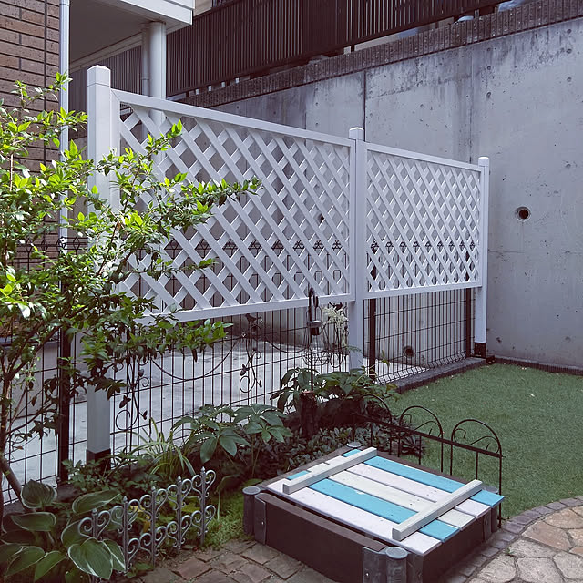 Entrance,ラティス,ラティスフェンス,人工木,人工木フェンス,人工芝,砂場,砂場DIY,カインズ,どこでもガーデンフレーム,ギンバイカ,記念樹 kana_ciiの部屋