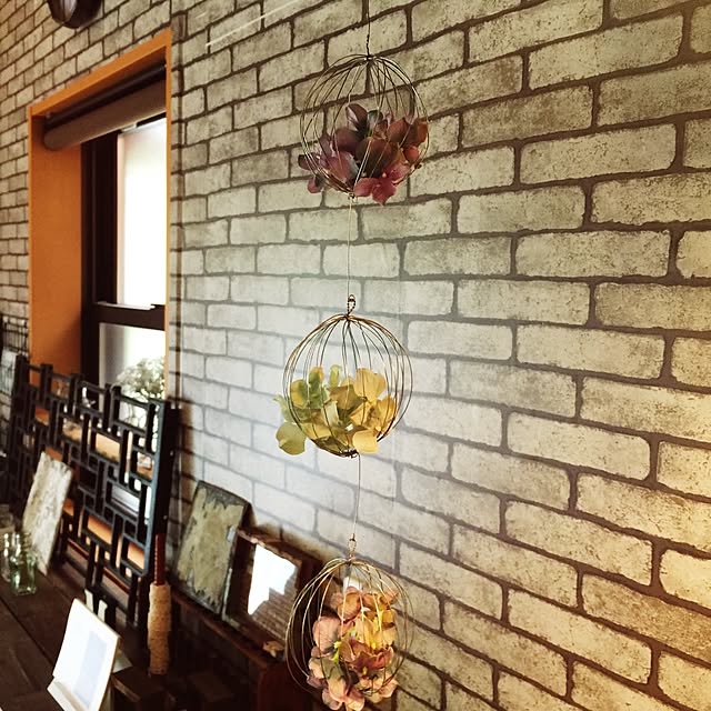 On Walls,アイアンフェンス,レンガシート,フラワーアレンジメント,ハンドメイド,カフェ風,DIY女子部,男前,オブジェ,昭和ポンコツチーム,10分でできる,木の家,100均,ワイヤーオブジェ,ホームセンター大好き,黒×グレー mamyuの部屋