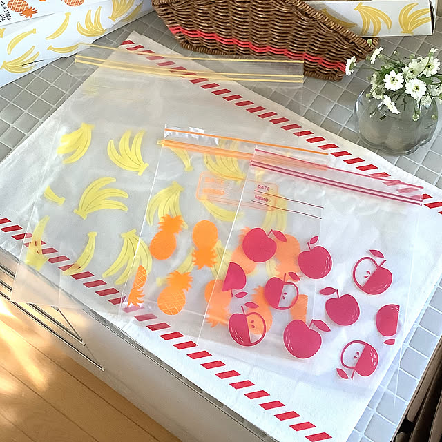 マトリカリア,リメイク,タイルシート,花瓶,フルーツ柄,カラフル,冷凍・解凍,ニトリフリーザーバッグダブルジッパー,フリーザーバッグ,ニトリ,3COINSランチョンマット,StudioCLIPラインバスケット,プライベートブランド,花,オブジェ,ディスプレイ,癒し,フラワーベース,いいね&フォローありがとうございます♡,Kitchen taeの部屋