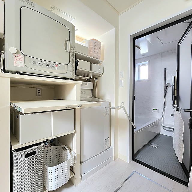 Bathroom,家事時短,造作棚,ガス乾燥機,縦型洗濯機,家事の効率化,乾太くん,空間の有効活用,家事室兼脱衣室,洗濯機まわりの収納,洗濯機の上,スライド棚,ガチャ棚,洗濯機パンカバー,洗濯機置き場,乾燥機,無印良品　ファイルケース 75の部屋