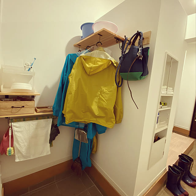 散歩バッグ,土間,散歩,棚DIY,棚受けアイアン,セリア　アイアンバー,犬のいる暮らし,いぬと暮らす,いぬのいる暮らし,雨具,My Shelf,DIY初心者,アイアンウォールバー,散歩グッズ,壁面収納,壁掛けフック,mag掲載ありがとうございます♡,2024/1/20 tanboの部屋