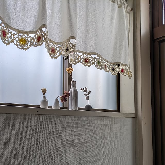 On Walls,窓辺のインテリア,フラワーベース,花瓶,カフェカーテン,haruno-sheepさんの作品,ドライフラワー,ミニミニ花瓶,可愛いのも好き♡,シンプルが好き Renの部屋