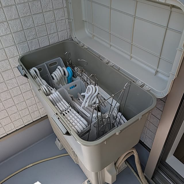 Bathroom,洗濯,洗濯物,洗濯ハンガー,洗濯ハンガー収納,洗濯ハンガー・ピンチ収納,コンテナボックス,室外機の上 chuntaの部屋