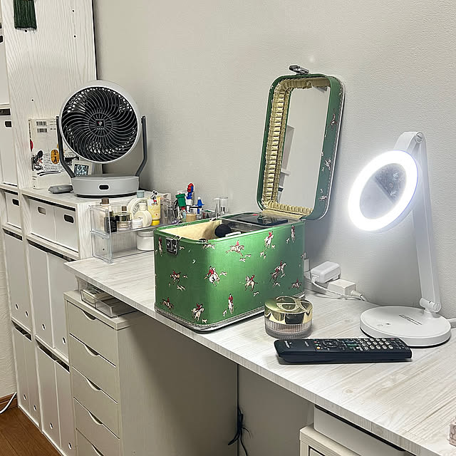 Bedroom,足マッサージャー,寝室,1人寝室,メイクボックス収納,メイクスペースDIY,メイクミラー,メイク道具の収納,メイクボックス,メイク収納,メイクコーナー,メイクスペース,暮らしの投稿,私のメイクスペース・ドレッサー asahibaの部屋