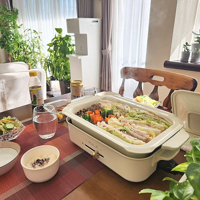グリーン,癒し,テーブルコーディネート,マンション暮らし,窓辺のグリーン,観葉植物のある暮らし,わたしの暮らしアワード,家事を減らす保存食器,セリア,ブルーノコンパクトホットプレート,セラミックコート鍋,BRUNO,ニトリ　ランチョンマット,昼食,あたたかい料理,ウォーターサーバーのある暮らし,My Desk,ダイニングテーブル,ダイニングチェア love1017の部屋