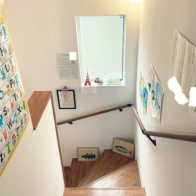 子どもたちの作品,思い出コーナー,子どもたちの絵を飾る,階段の壁,きれいに保つ,いつも通りの風景,手作りの東京タワー,プライスレス moaの部屋