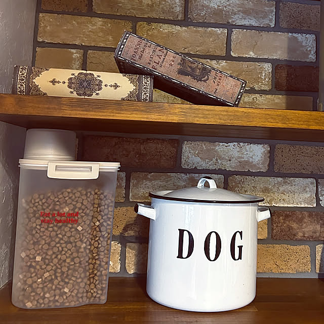 Kitchen,犬と暮らす家,ペット用フードストッカー,スリコ購入品,スリーコインズ,便利アイテム,ナチュラルインテリア,ディスプレイ棚,レンガ壁,カフェ風インテリア,造作カウンター,無垢の家,子どもと暮らす,プチプラインテリア hashikaの部屋