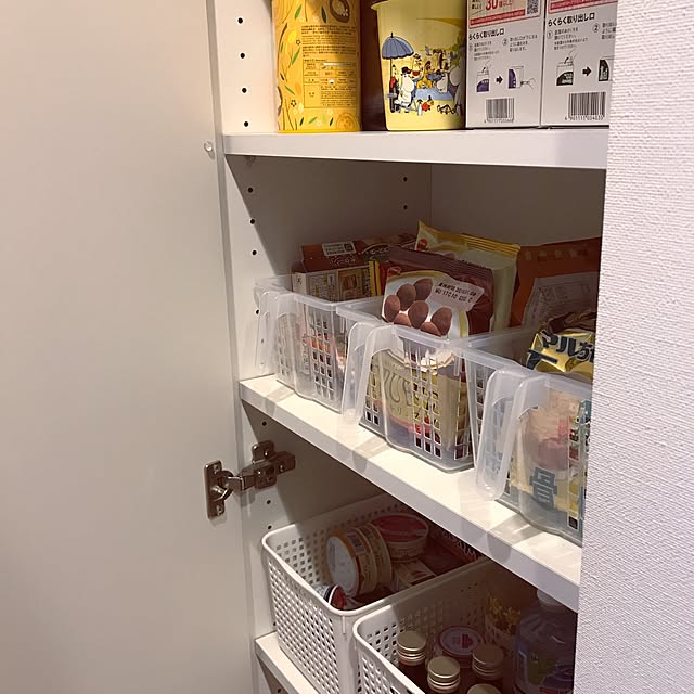 My Shelf,ムーミン,キャンドゥ,お菓子の収納,パントリー扉,食品ストック,栄養ドリンク,プラカゴ,缶詰収納,パントリー収納,収納計画,お茶っ葉,リトルミイを探せ‼︎,袋麺,飲み物のストック,2017.1.27,アレンジバスケット hemukoの部屋