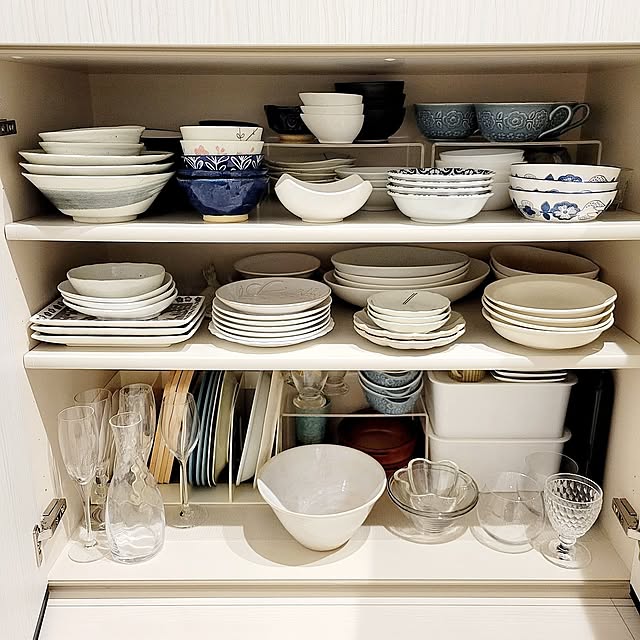 Kitchen,食器棚,コの字ラック,ファイルボックス,スッキリ暮らしたい,すっきりとした暮らし,建売だけど心地よく,無印良品,無印良品のコの字ラック,食器収納,訪問ありがとうございます♡,みなさんに感謝です♡,コメントお気遣いなく♡,アクリル仕切棚,アクリル仕切棚・大,アクリル仕切棚・小 suzuの部屋