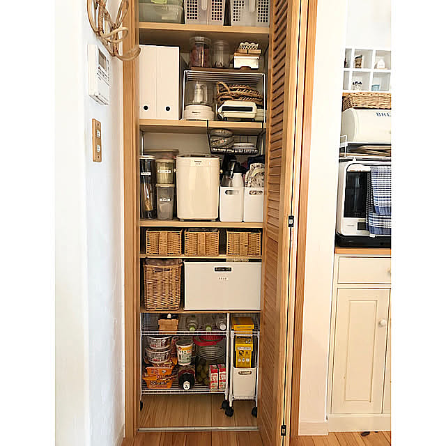 ウッドワンのルーバー扉,パントリー収納,セリア,3COINS,ニトリ,ダイソー,キッチンワゴン,ナチュラルインテリア,ナチュラル,かごが好き♡,カロリーメイト,白×木が好き♡,My Shelf yumicloverの部屋